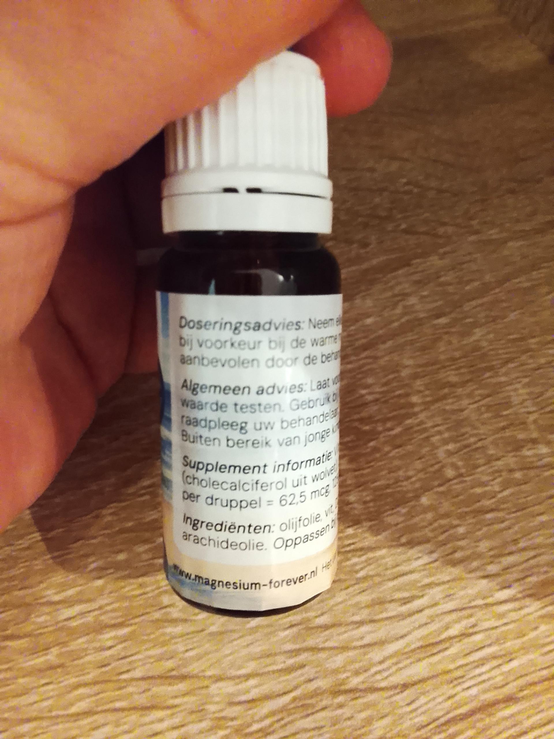 beschrijving op het flesje Vitamine D3 druppels bij Massagepraktijk Herma in Harfsen bij tussen Deventer en Lochem
