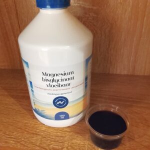 Magnesium Bisglycinaat vloeibaar 500 ml met maatbeker. Deze vloeibare Magnesium is op basis van biologische zwarte bes concentraat. Geeft rust in je hoofd bij drukte en als je hoofd vol zit. Helpt je in, voor jou, lastige situaties om kalm te blijven. Injehummetmagnesium.nl Massagepraktijk Herma in Harfsen bij Lochem in de Achterhoek