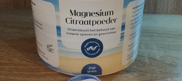 Magnesium Citraatpoeder met maatschepje. In je hum met Magnesium bij Massagepraktijk Herma in Harfsen bij Lochem in de Achterhoek