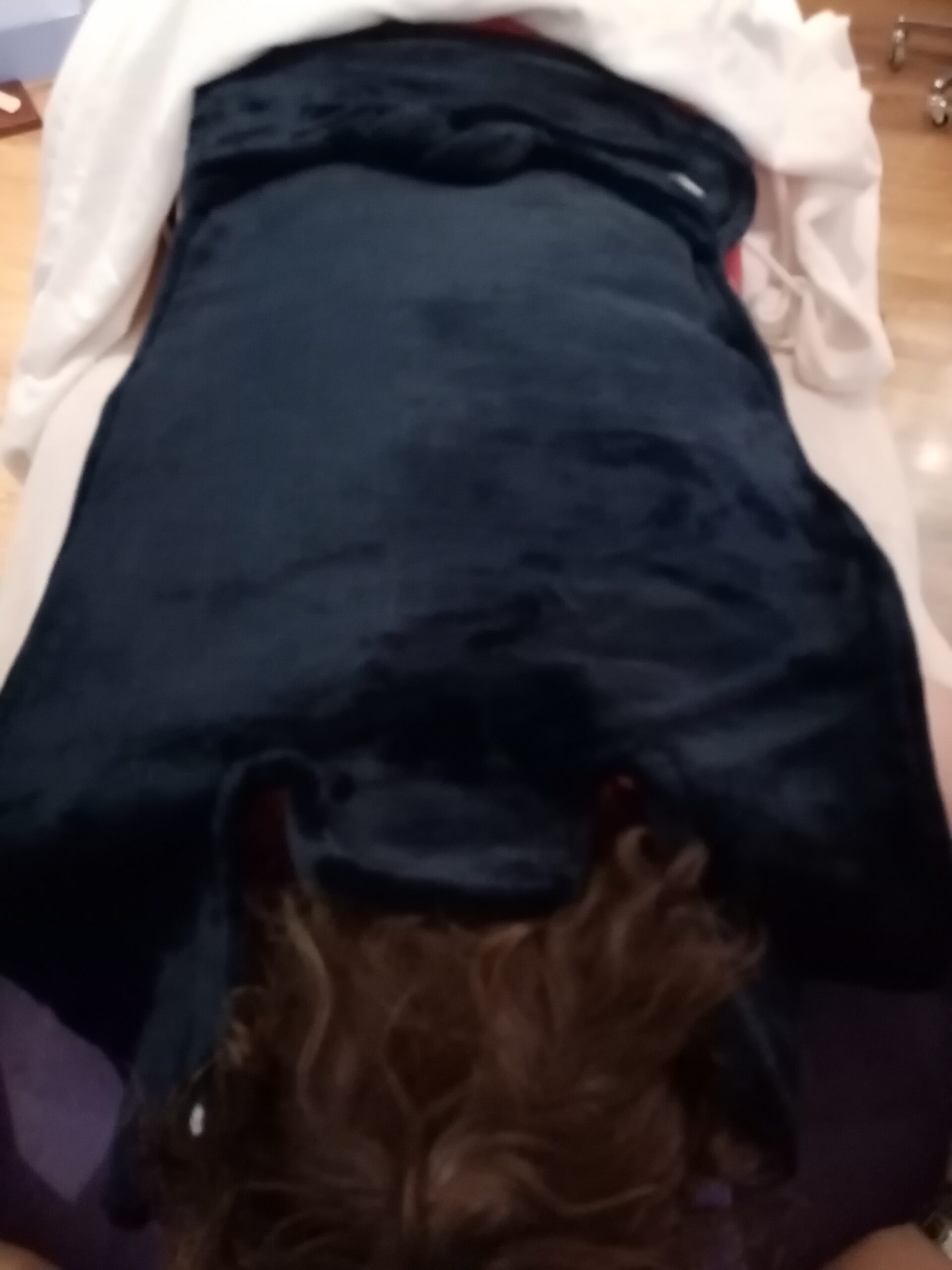 Magnesiumgel pakking met warmedeken voor rug, nek, schouders bij Massagepraktijk Herma in Harfsen bij Lochem in de Achterhoek